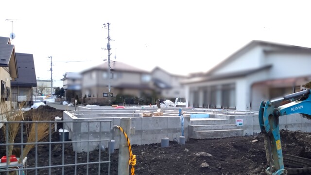 現在、基礎工事中です。