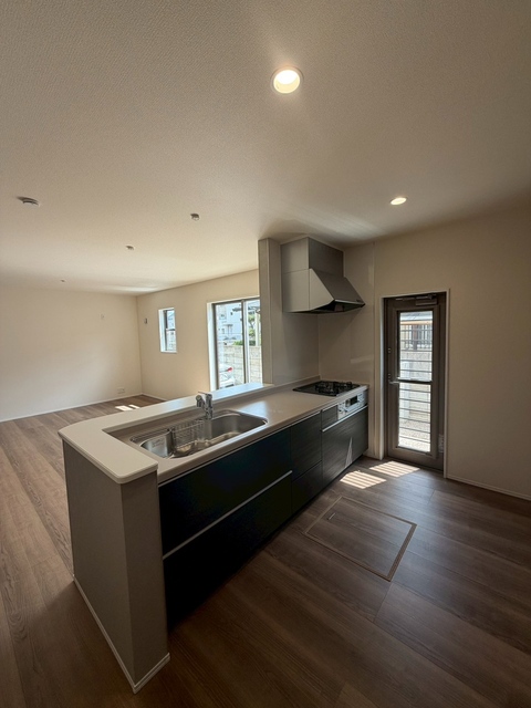 くつろぎスペースとしてはもとより、リビングに学習やテレワークのスペースを設けるご家庭も増えています（1号棟）