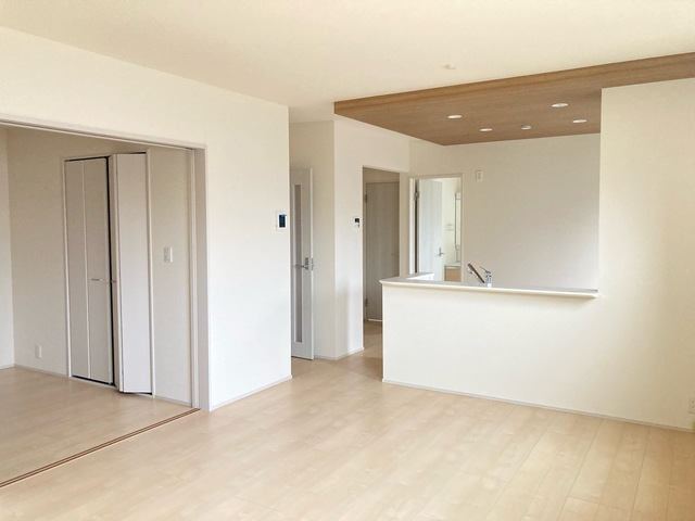 植物やお花で飾って部屋全体の印象を作るのも有り（3号棟）