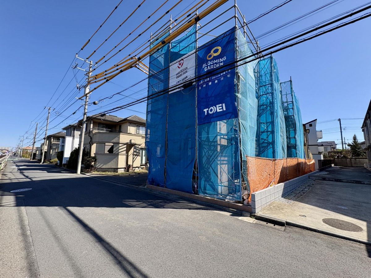 【前面道路含む現地写真】 太陽光パネル搭載物件◎光熱費の削減が期待でき、家計にやさしい省エネ住宅です。耐震等級3取得＆繰り返される地震に強い「制震ダンパー」を採用し、耐震性にも配慮しました。