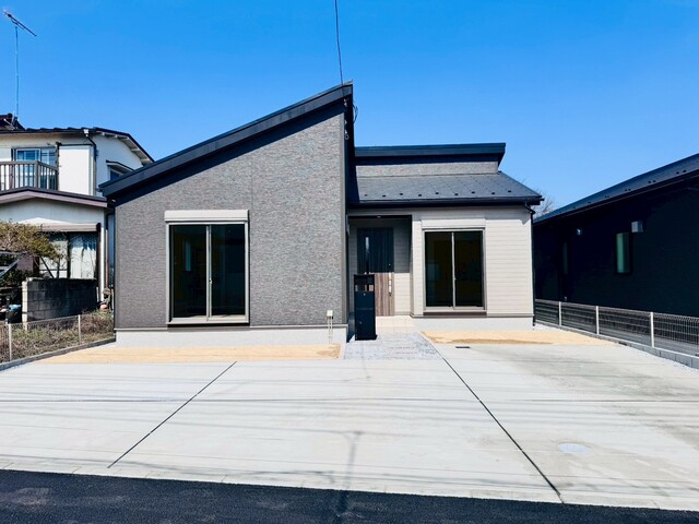 【1号棟】
カースペース2台分、宅配ボックスあり