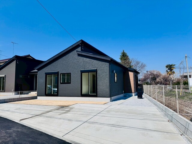 【2号棟】
軒があるため、雨の日でも濡れにくく、お荷物の出し入れもスムーズです。