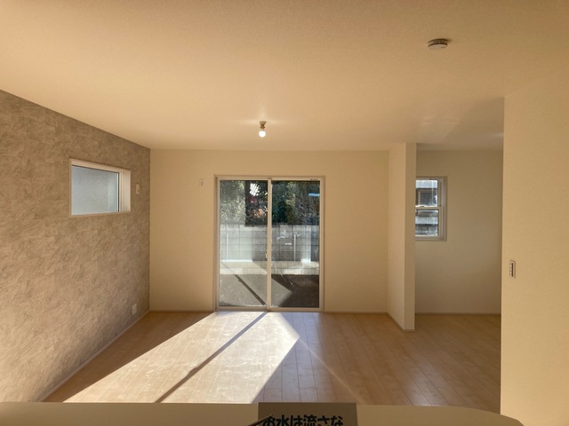 家具のデザインや配置でリビングの印象は大きく変わります。ぜひ自分の感性に合う空間を（1号棟）