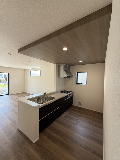 開放感のあるカウンターキッチンは料理中に孤立しないメリットも（1号棟）