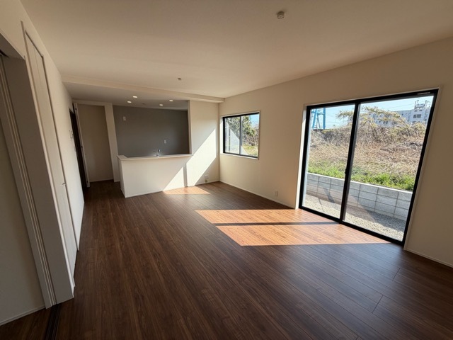 開放感のあるカウンターキッチンは料理中に孤立しないメリットも（1号棟）