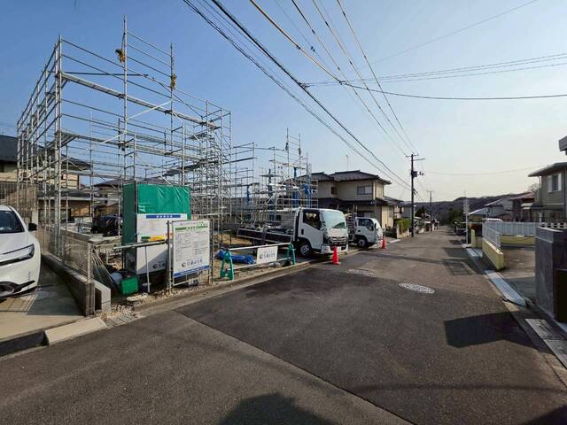 【耐久性】飯田産業では、柱を支える土台が直接基礎に触れないよう基礎パッキンを使用しております。コンクリートには水分が多く含まれるため、基礎パッキンがあることで、家を丈夫に保つことが出来ます。