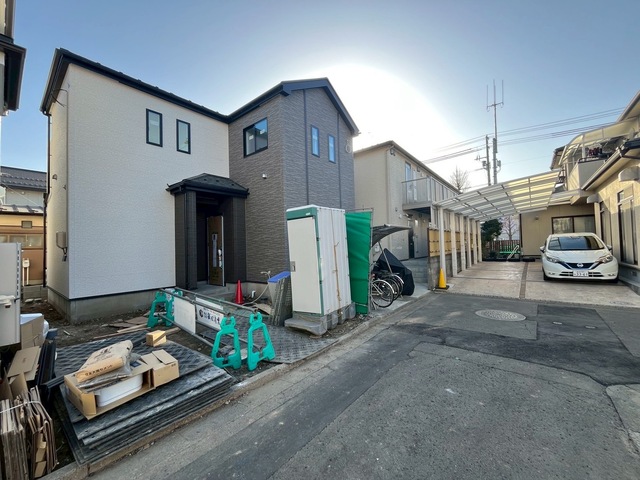 【耐久性】飯田産業では、柱を支える土台が直接基礎に触れないよう基礎パッキンを使用しております。コンクリートには水分が多く含まれるため、基礎パッキンがあることで、家を丈夫に保つことが出来ます。