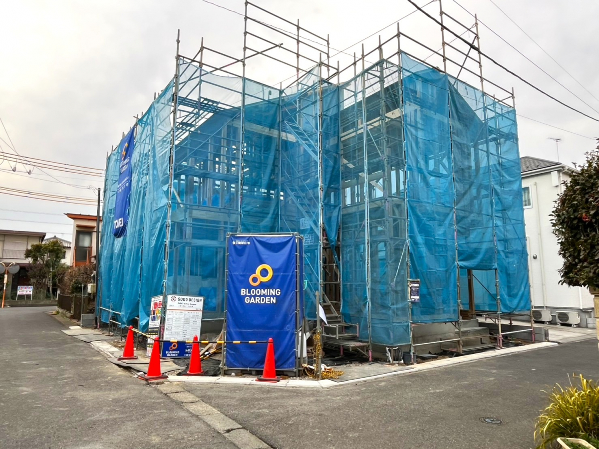 上棟【2026/2/20撮影】 南側公道6.0m、東側公道4.0m