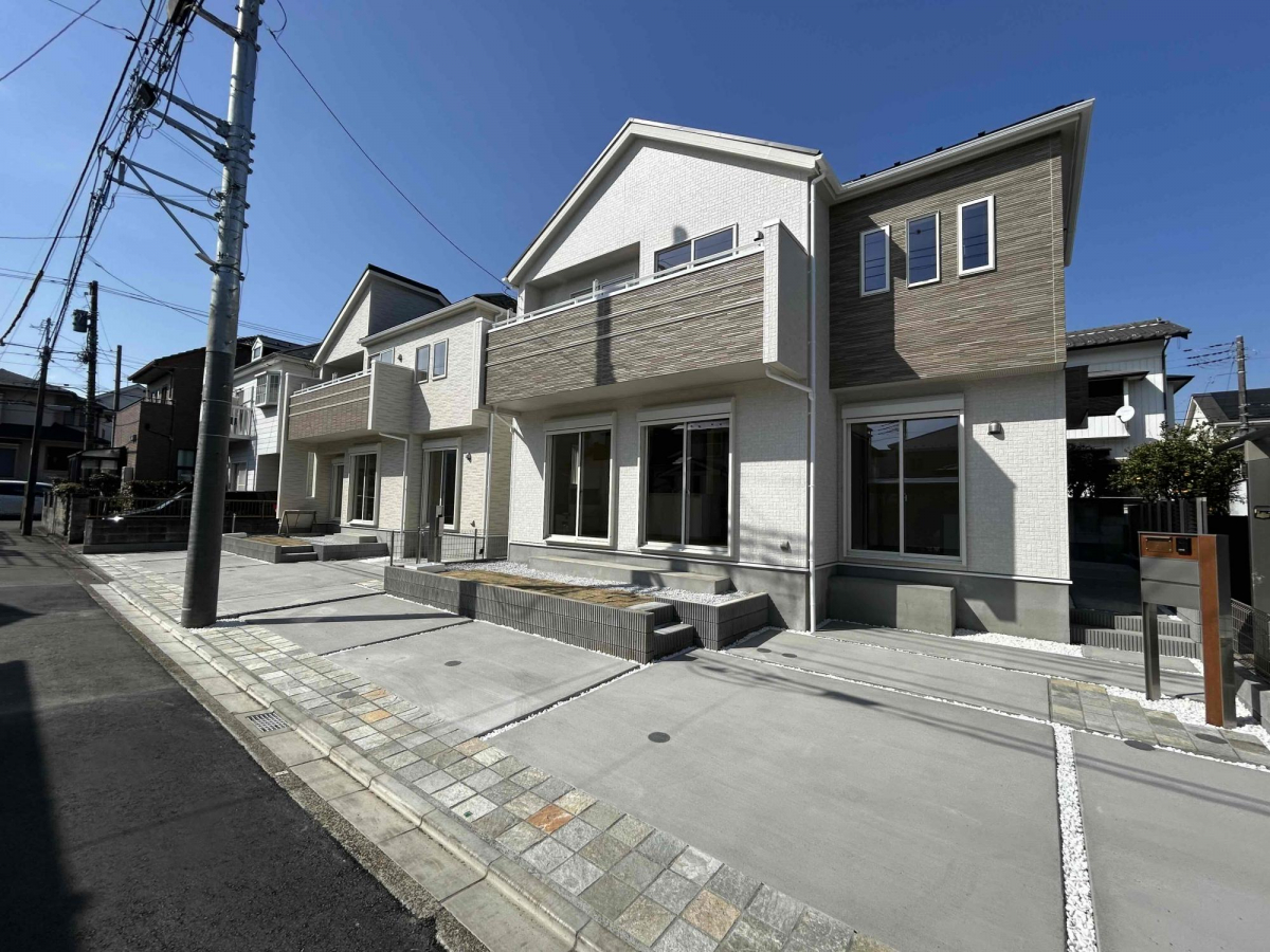 1号棟 外観南向き物件なので室内には明るい日差しが入ります！カースペースも広いので駐車も楽々です 