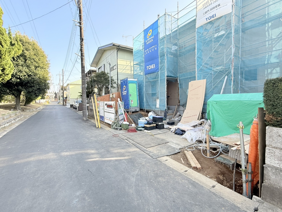 【2026/2/23 販売現地】 分譲地は、低層の住宅が立ち並ぶ第一種低層住居専用地域内に位置しています。小学校や公園が徒歩〇分圏内にあり、のびのびと子育てをしたいファミリーにもオススメです。