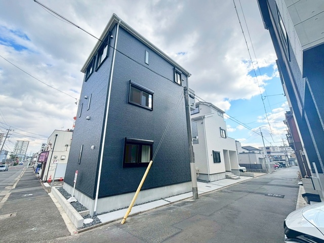 料理がしやすい広々キッチン！
作業スペースにコンセントもあってとっても便利です♪
毎日の料理も楽しくできそうですね。
大型スライド収納、床下収納付きで収納力豊富です。