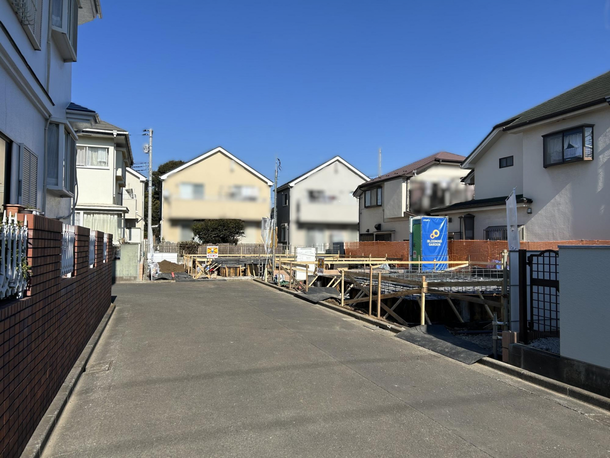 【1号棟、2号棟】 一橋学園駅徒歩19分、国分寺駅バス17分（最寄りバス停、鈴木一丁目まで徒歩4分）、花小金井駅バス13分（最寄りバス停、官舎前まで徒歩4分）の閑静な住宅街です。