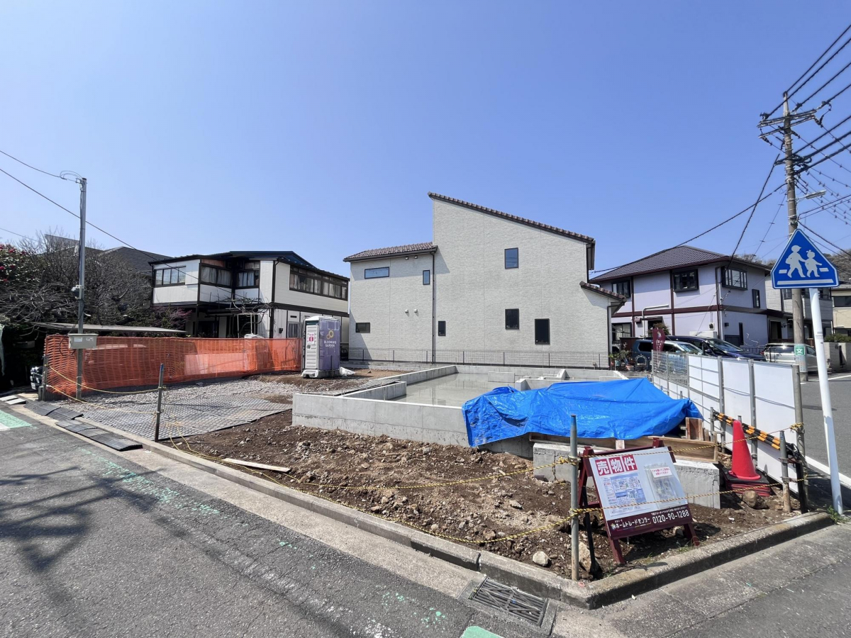 南東道路に面し、日当たり良好！明るく開放的な住まいで、毎日が心地よい空間に。カースペース4台分完備で、ご家族や来客にも便利です。 