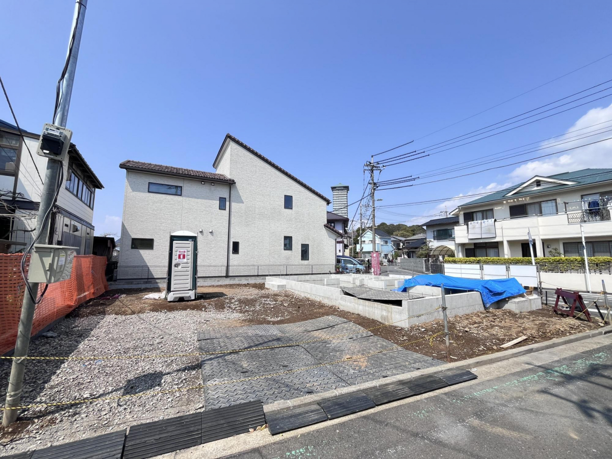 前面道路は交通量が少ない落ち着いた生活道路。車の出し入れもスムーズに行えるゆとりあるスペースを確保しています。静かな環境で、快適な暮らしを実現できる立地です。 