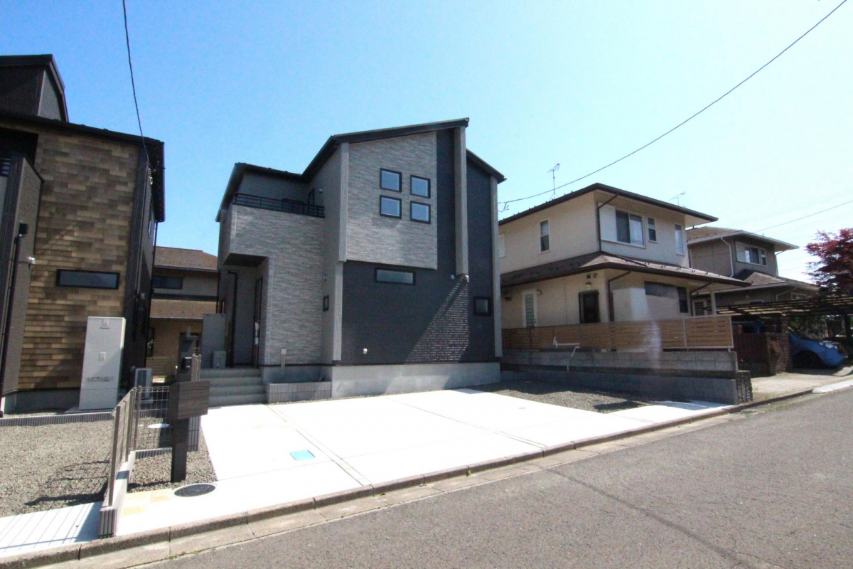 【2号棟外観】 建物の一部をオーバーハングさせることで、凹凸のある立体感を演出♪