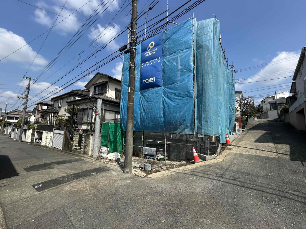 現地外観写真（R8.3.28撮影）3LDKの南向き物件折り上げ天井や勾配天井でおしゃれな内装となります！ 