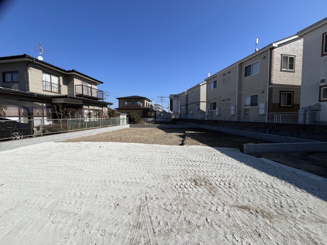 前面道路幅は6ｍで使用する方は分譲地内の方がメインです。人通り、車通りも少ないのでお子様を遊ばせても安心♪駐車が苦手・不安な方も安心してゆっくりできます。