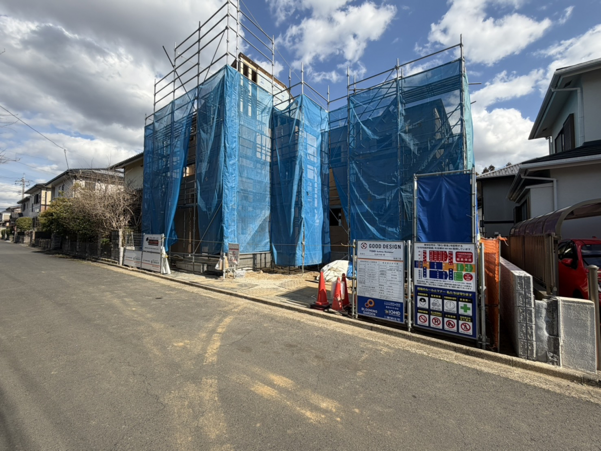 【2026/3/15 販売現地】 低層の一戸建てを中心とした街並みが続いています♪周辺は高い建物が建っていないので、採光や開放性に恵まれ、空が広く緑の多い閑静な趣を感じる環境です。