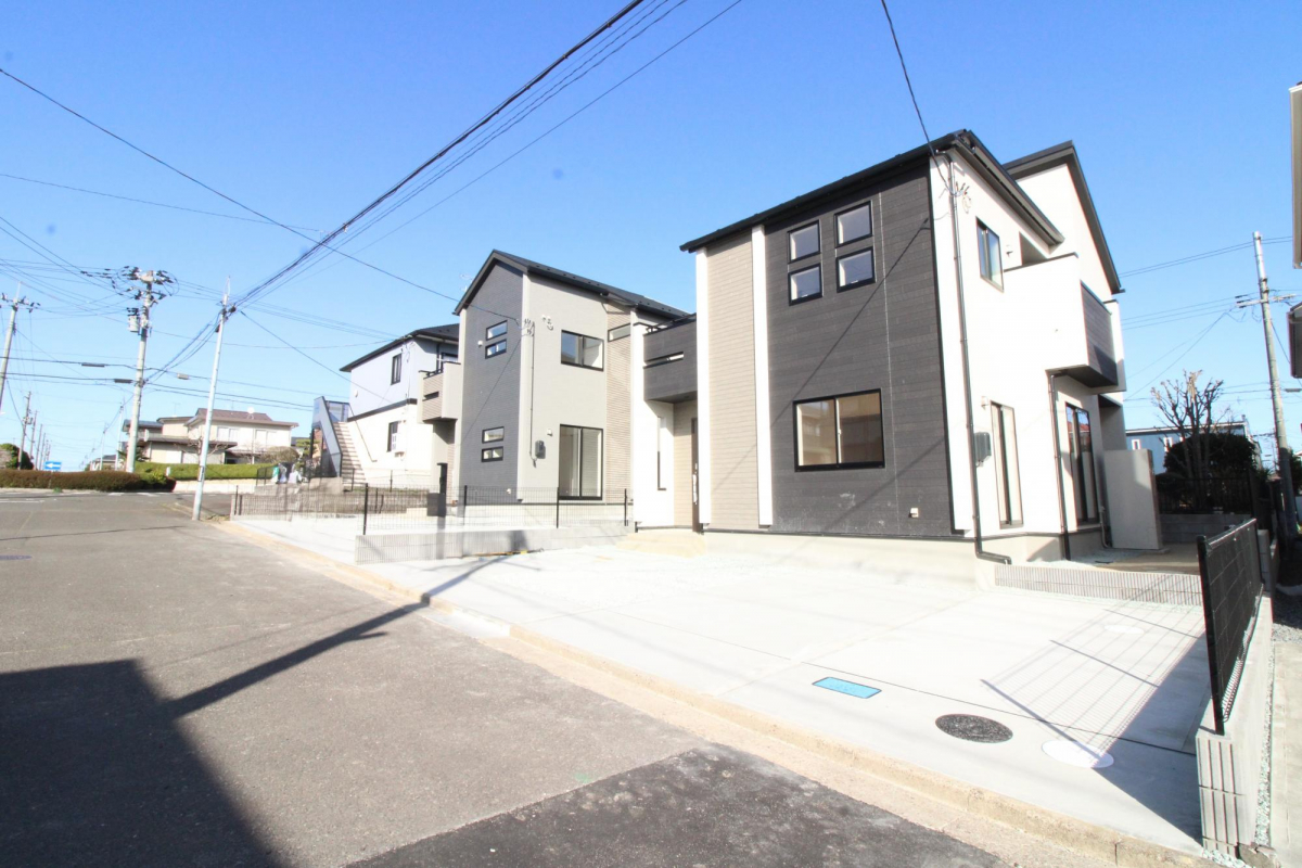 外観 広々とした敷地には、駐車スペースも確保されており、日々の暮らしをスマートに支えます。
