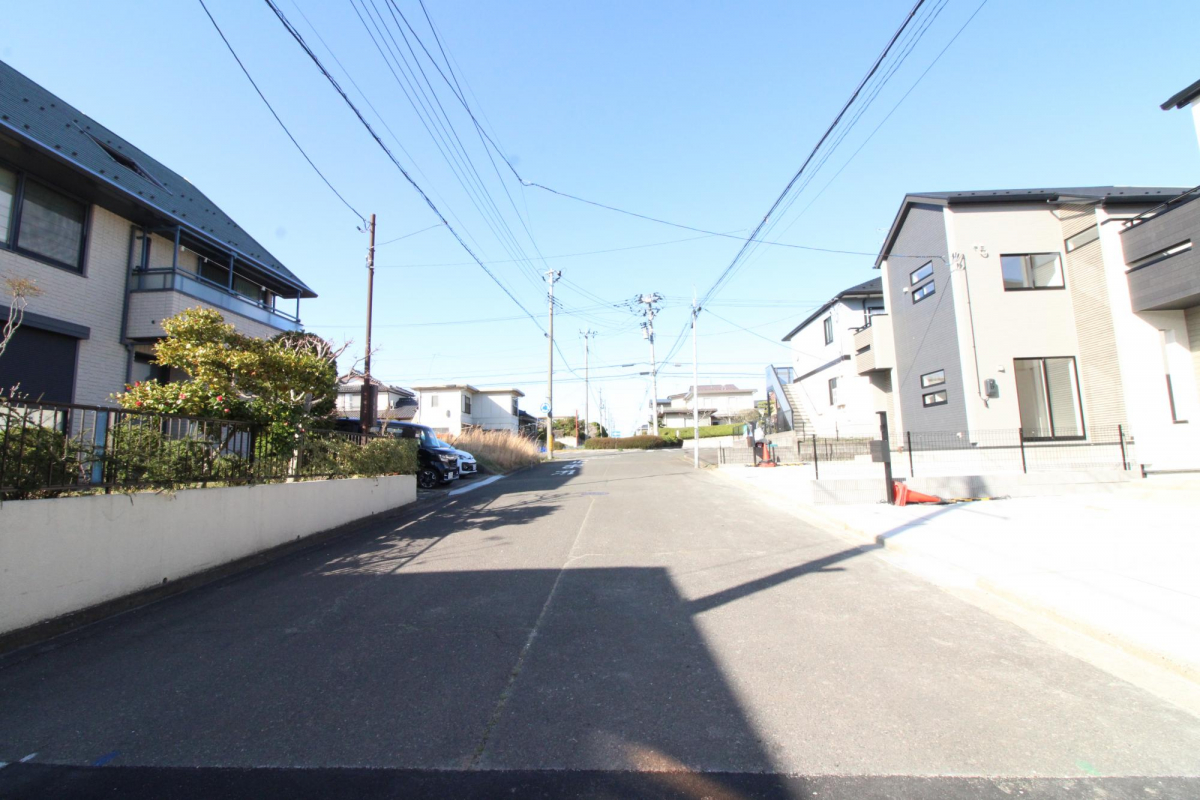 バルコニー 突然の雨でも安心の屋根付きバルコニー。洗濯物だけでなく、外遊びやプールも楽しめる安心の遊び場に。