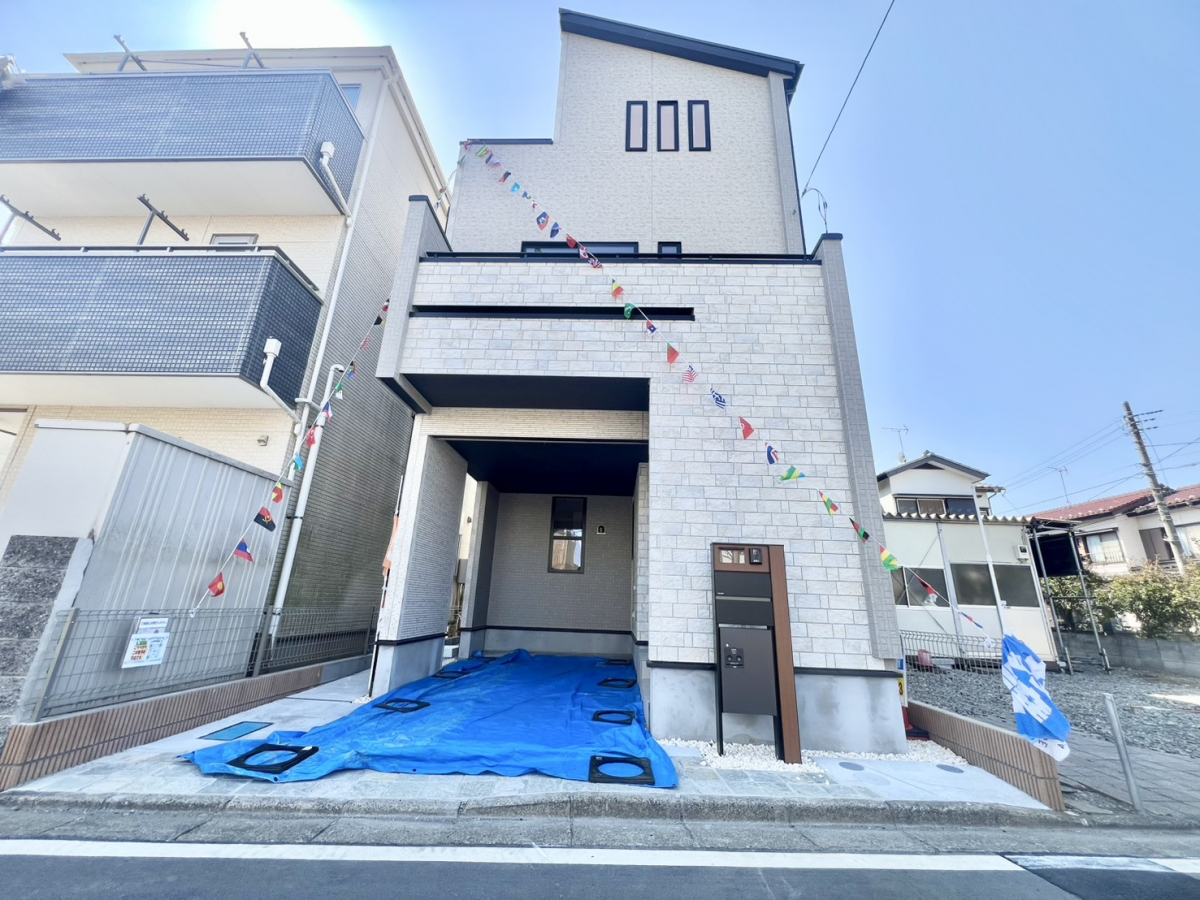 【バルコニー】 洗濯物や布団干しにも便利なゆとりあるバルコニー。