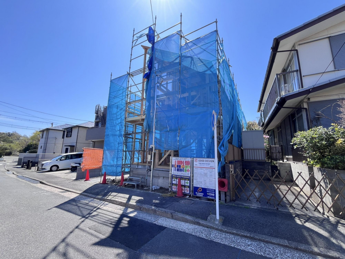 周辺は居住者のみの利用のため交通量が少なく、車の出入りもスムーズに行えます。静けさと安心を両立した住まい。 