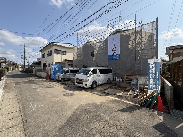 【前面道路含む現地写真】お客様の人生にとって大変大きなお買い物を、安心してご購入して頂けるよう誠心誠意サポート致します。飯田産業ではIDS工法というオリジナルの工法で建築をしています！