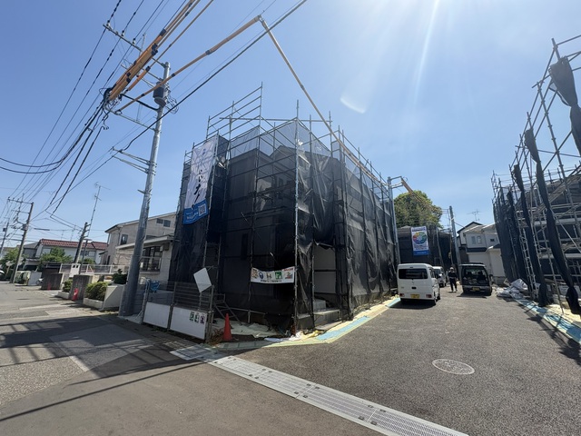 前面道路と新設道路はどちらも６ｍの幅員がございます。往来がしやすい開放的な分譲地となっております。