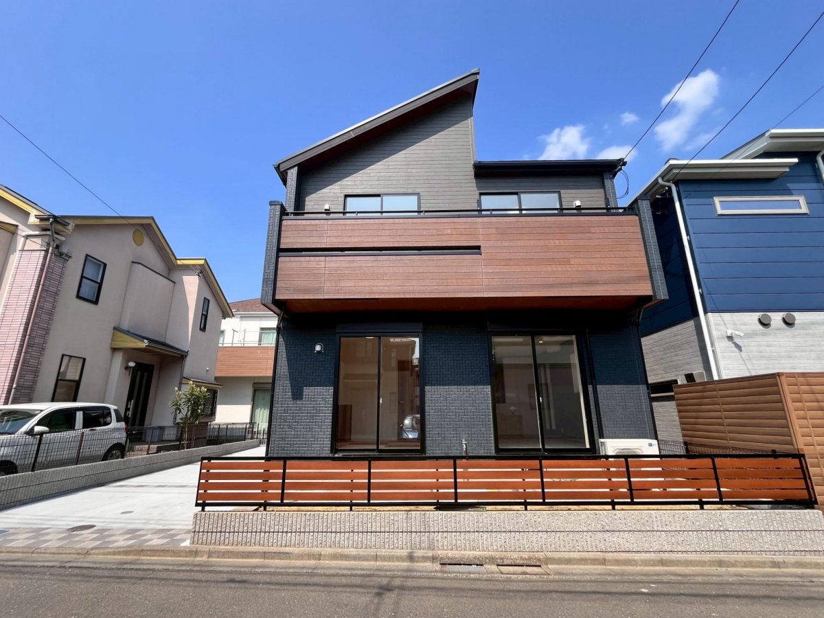 外観写真（2026年3月下旬撮影） 限定1棟！区角の整った旧開発分譲地内の一角に存する敷地面積121m2超。