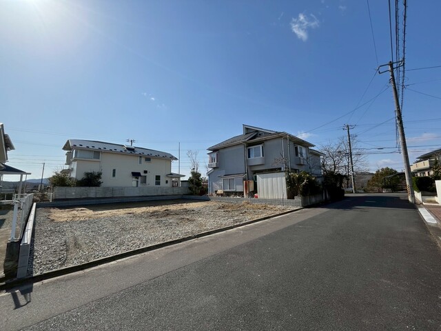 【耐久性】飯田産業では、柱を支える土台が直接基礎に触れないよう基礎パッキンを使用しております。コンクリートには水分が多く含まれるため、基礎パッキンがあることで、家を丈夫に保つことが出来ます。