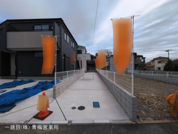 リビングはお気に入りのソファやクッションでくつろげる空間に（2号棟）