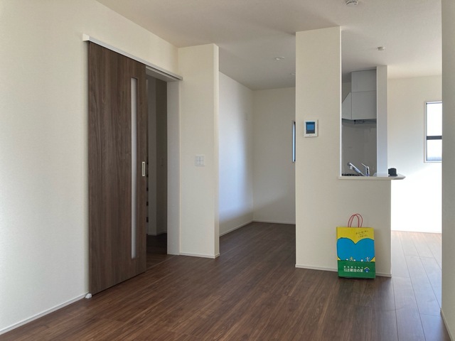 くつろぎスペースとしてはもとより、リビングに学習やテレワークのスペースを設けるご家庭も増えています（1号棟）