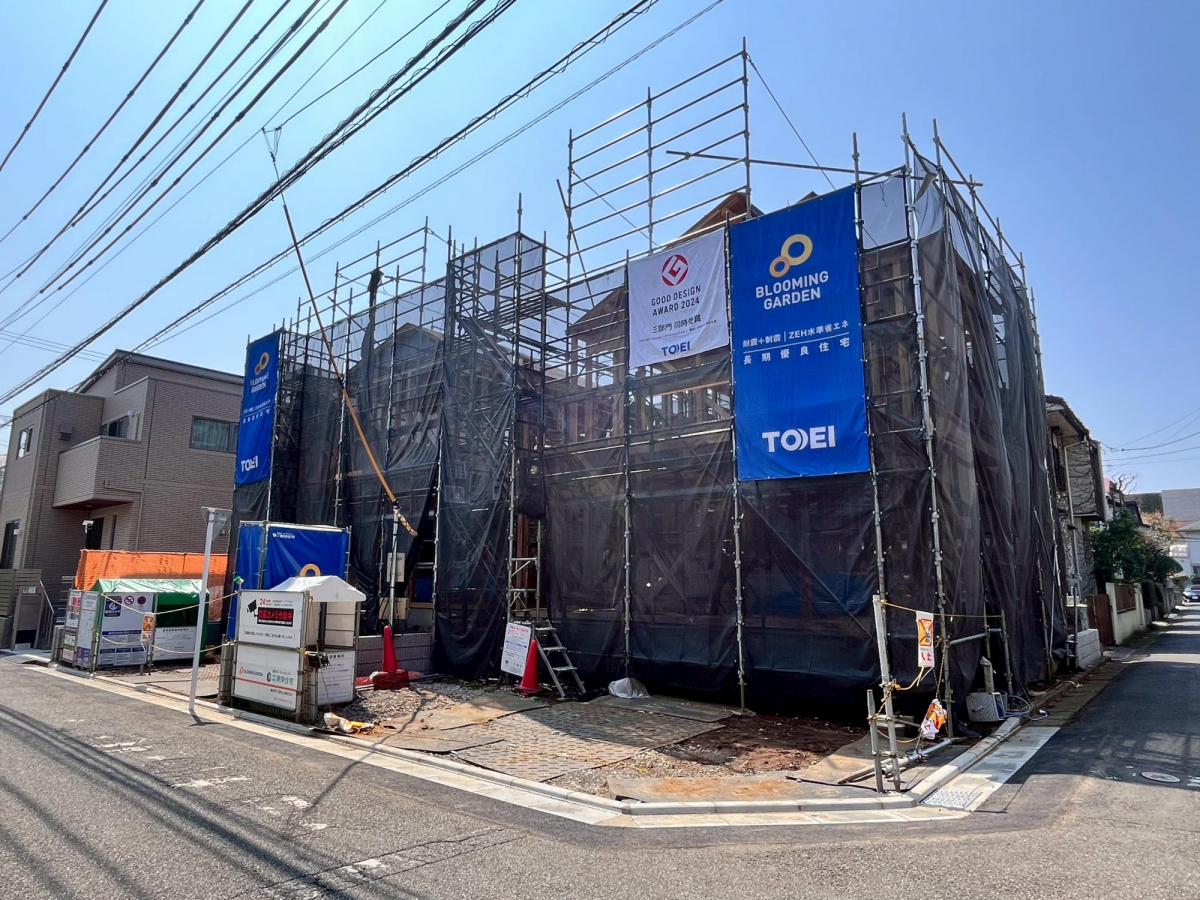 前面道路含む現地写真（3月下旬撮影） イオンモール東久留米まで徒歩3分（約240m）の好立地に2棟限定で登場！2路線2駅を徒歩利用できるのも、魅力的。