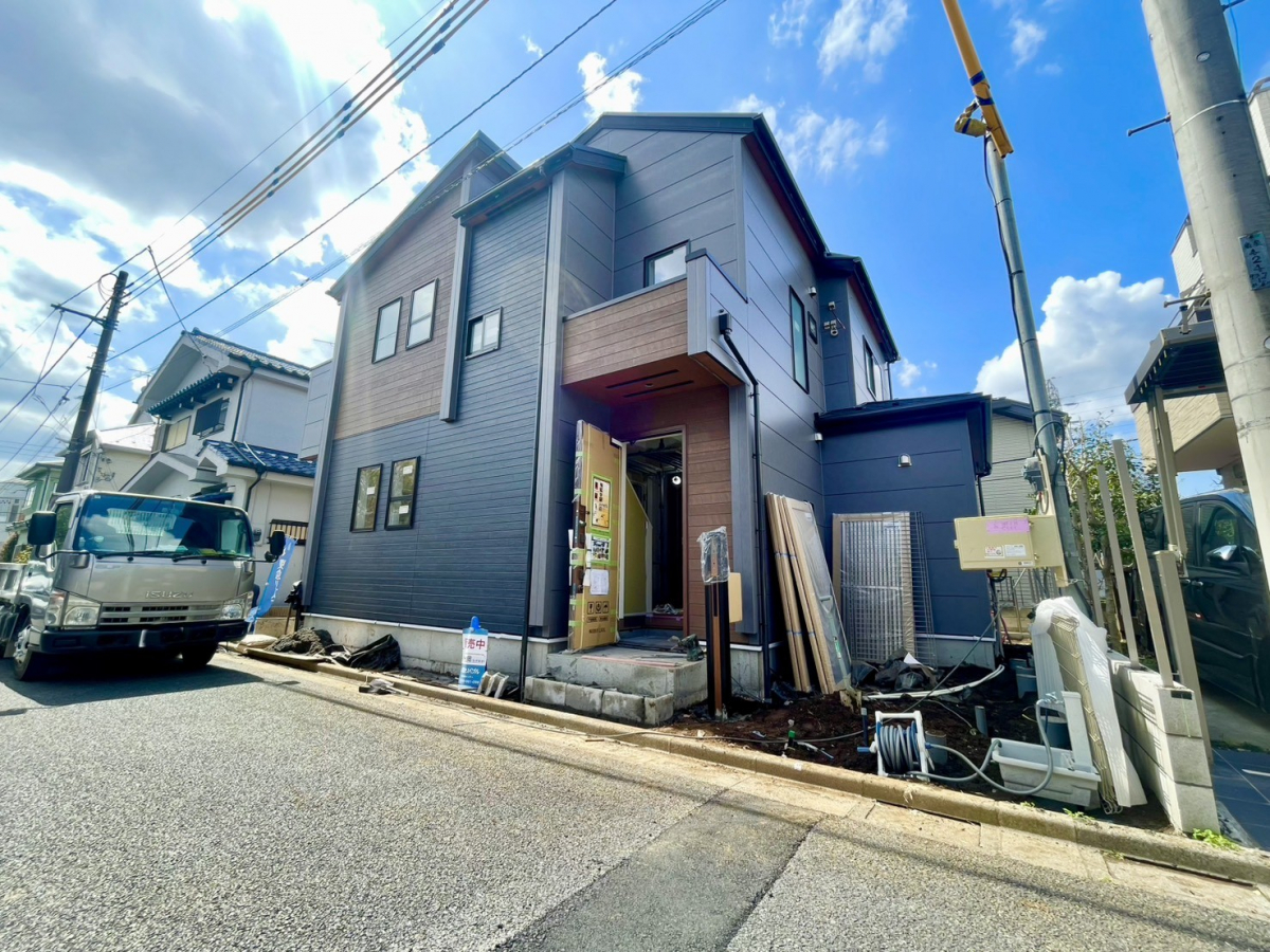 3.27現在 外観写真♪ ☆ブラック×木目調の外壁が映える、重厚感と温かみを兼ね備えたモダンデザインの住まい。♪街並みにも映える洗練された外観で、帰宅するたびにちょっと嬉しくなる邸宅です。