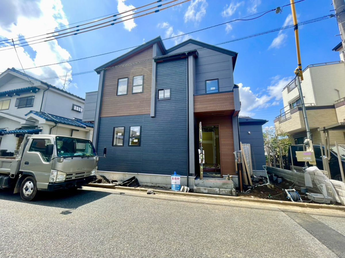 3.27現在 外観写真♪ ☆周辺は戸建て中心の落ち着いた住環境で、ゆったりとした暮らしが叶うロケーション。♪前面道路も広く開放感があり、日当たりの良さも魅力のポイントです。