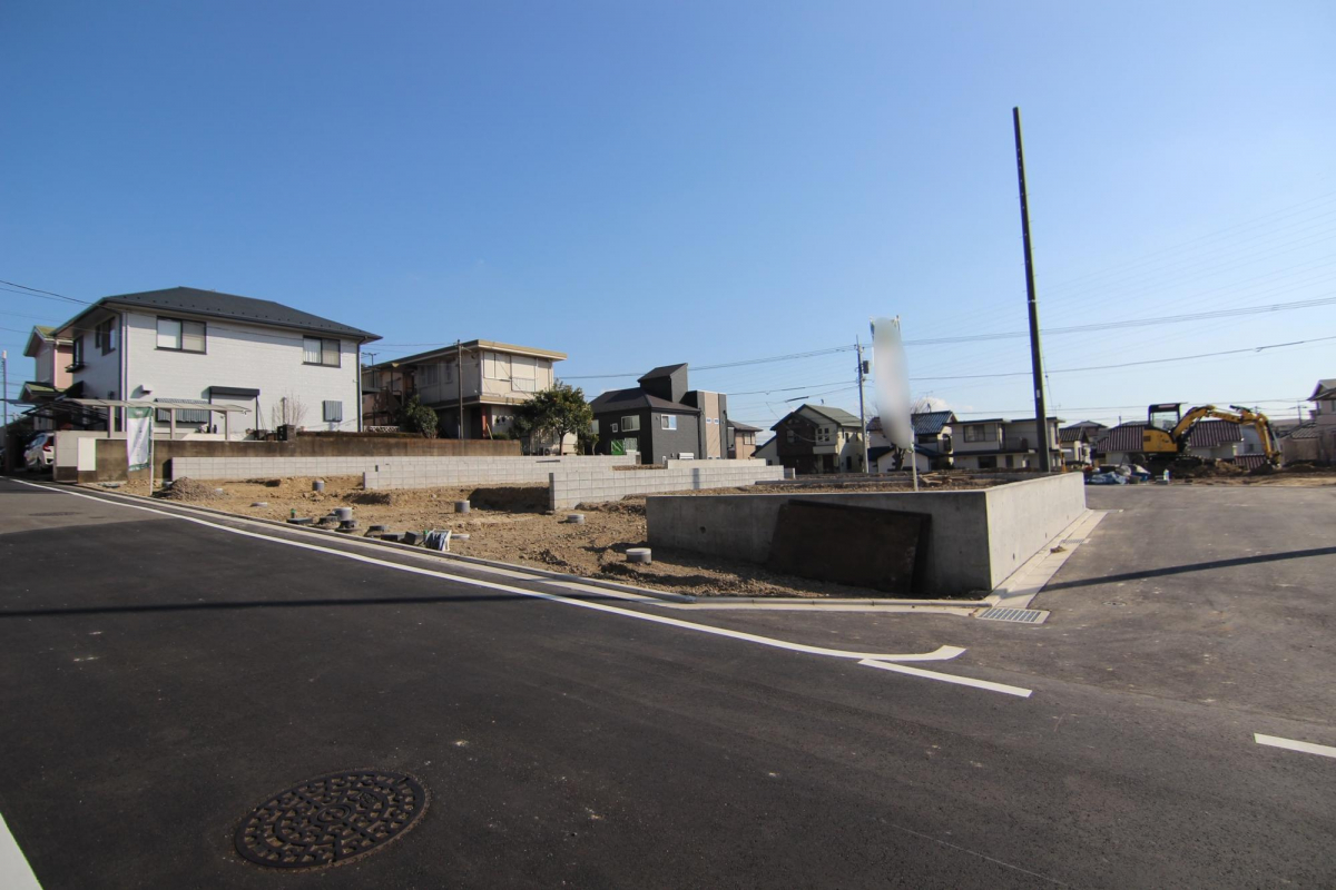 現地土地写真 交通量が少ない公道約6m道路。周辺環境も落ち着いており、理想の住まいをお届けします！