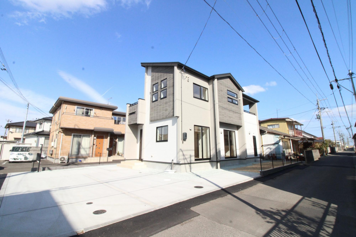 外観 広々とした敷地には、駐車スペースも確保されており、日々の暮らしをスマートに支えます。