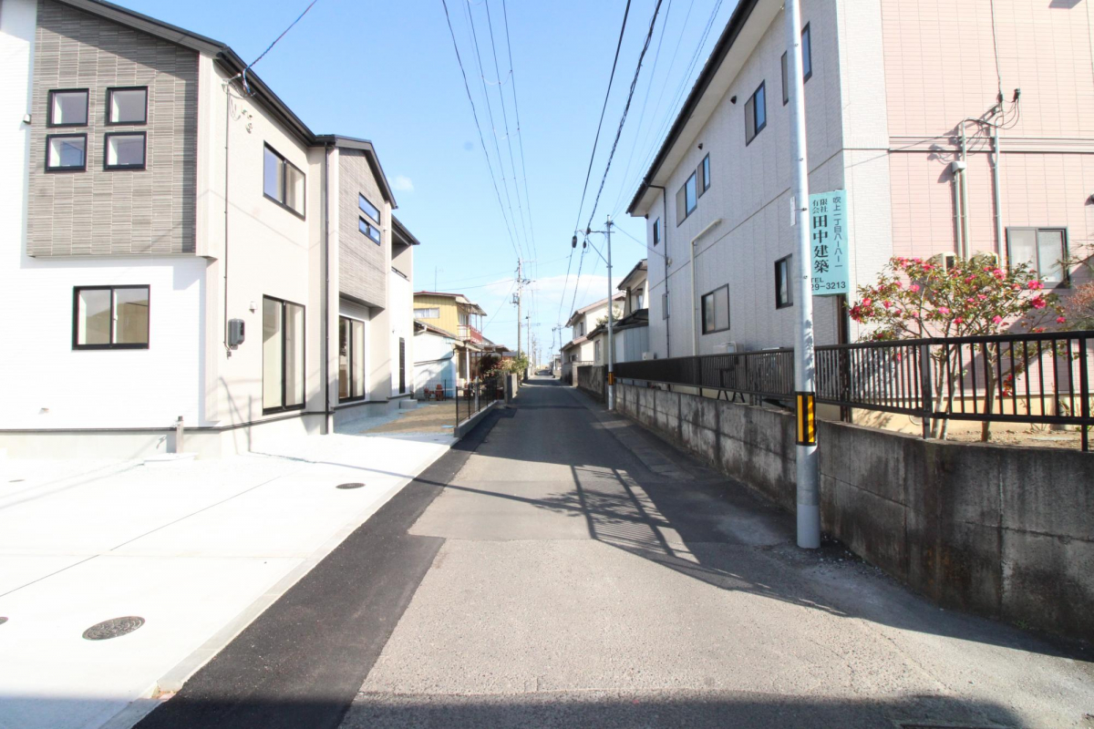 バルコニー 突然の雨でも安心の屋根付きバルコニー。洗濯物だけでなく、外遊びやプールも楽しめる安心の遊び場に。