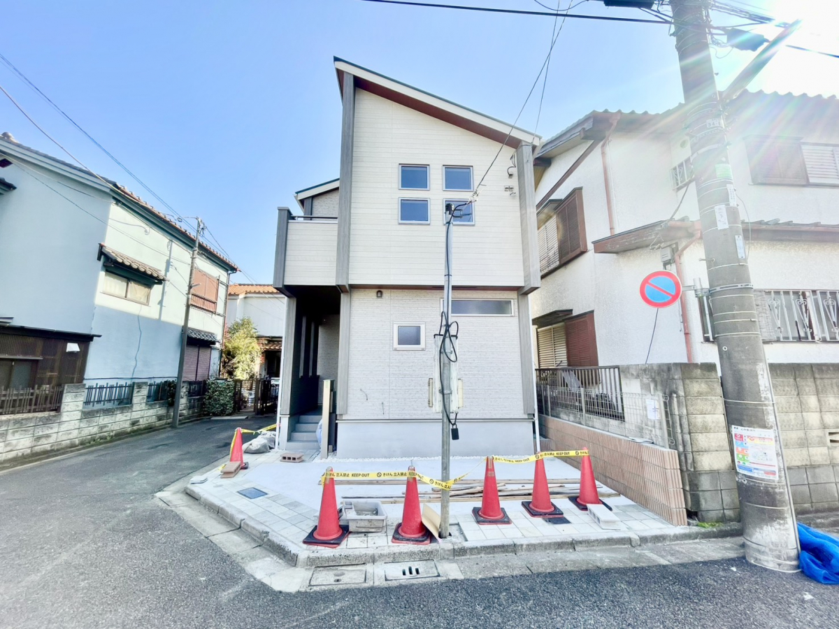 「スタイリッシュな片流れ屋根の邸宅」 ☆シャープなフォルムが目を引くモダンデザイン♪街並みに映える洗練された外観です