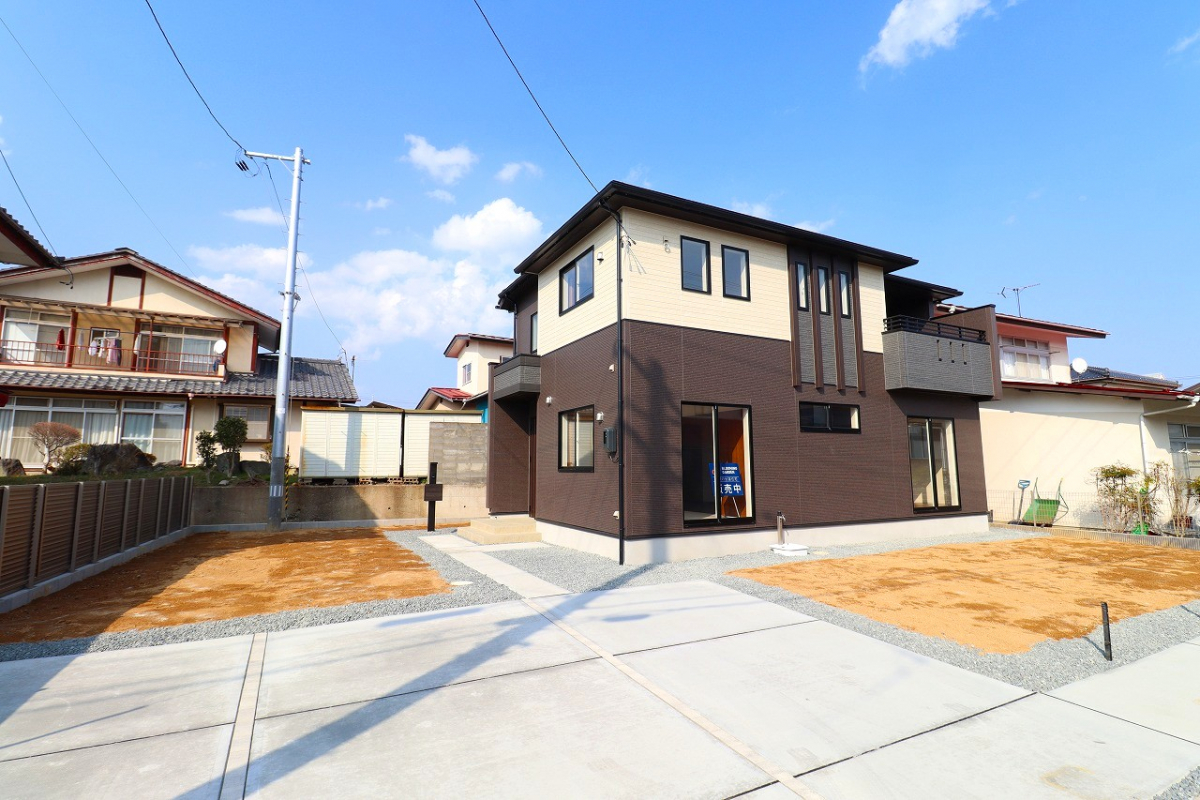 【外観】 4LDK＋WIC＋カースペース並列3台敷地面積267.65m2（80.96坪）！リビング20.75帖♪