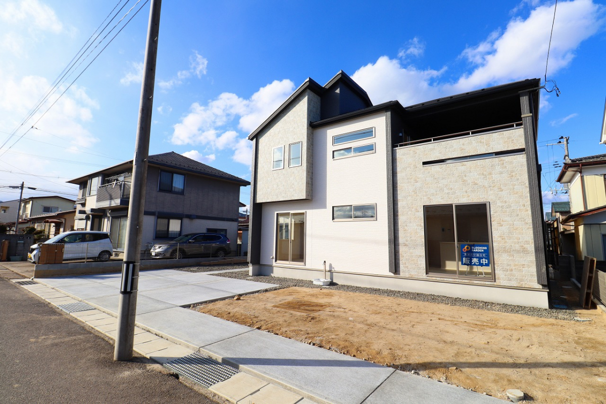 【外観写真】 車庫土間並列3台分