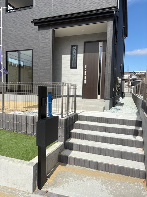 リビングはお気に入りのソファやクッションでくつろげる空間に（1号棟）