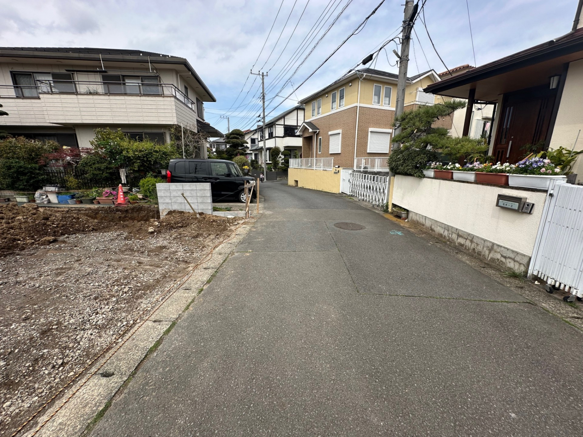 【現地写真】 全3棟堂々誕生！リビング吹抜採用物件で開放感・採光たっぷり！