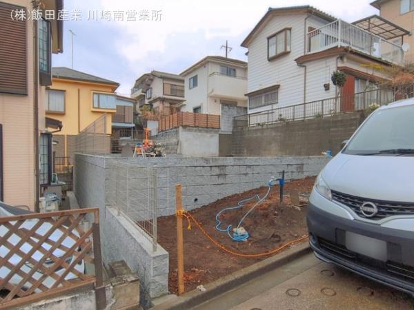 前面道路含む現地写真となります。