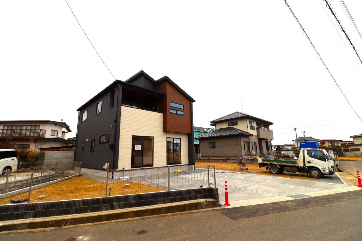 【外観】 4LDK＋パントリー＋カースペース3台・土地面積広々350.77m2（106.10坪）！