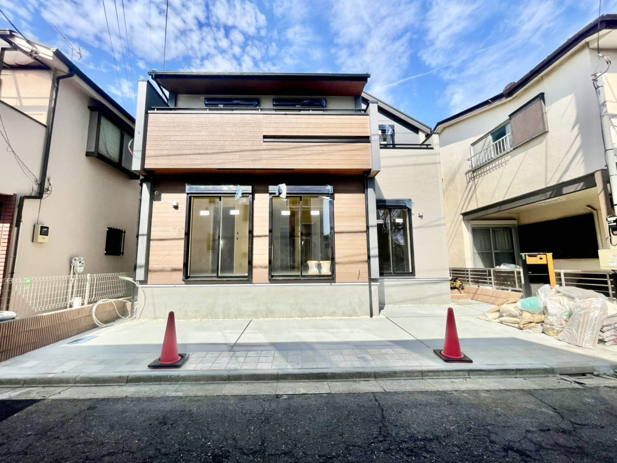 【外観】 「光と陰影がつくる、立体感あるファサード。」バルコニーと大きな窓が、外観に奥行きと存在感を与えます。