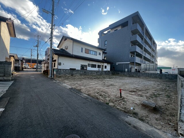 【耐久性】飯田産業では、柱を支える土台が直接基礎に触れないよう基礎パッキンを使用しております。コンクリートには水分が多く含まれるため、基礎パッキンがあることで、家を丈夫に保つことが出来ます。