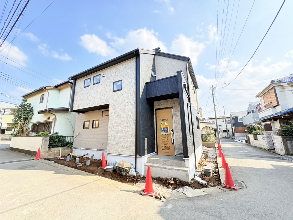 【外観】全棟敷地面積129m2越えの新たな分譲地です。また、東栄住宅では統一感のあるカラーリングを採用し、ただの建売にはない、デザインを目指しております。 