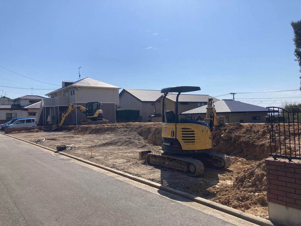 前面道路含む現地写真 撮影時:2026年3月中旬完成予定:2026年8月中旬