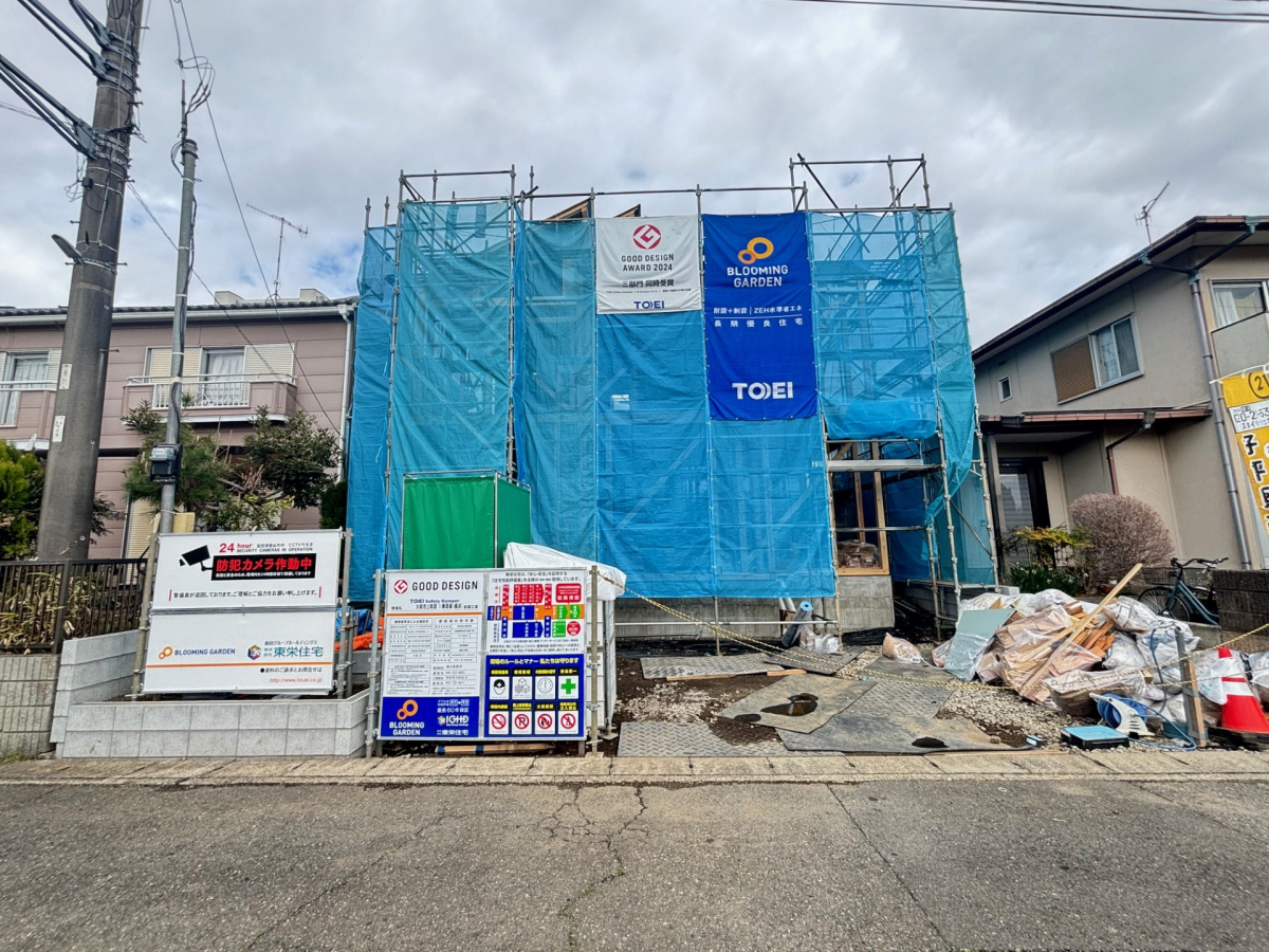 【現地外観写真】上棟しました。完成物件でのご内覧可能です。 交通量が少ない閑静な住宅街だからこそ駐車が苦手な方でも安心してトライできます！